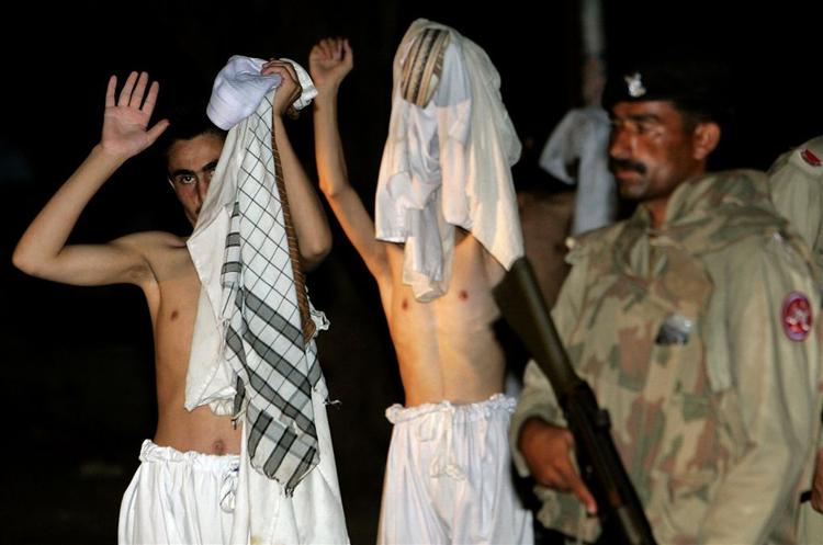 Militante muslimer har overgivet sig til pakistanske regeringsstyrker. 