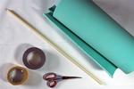 MATERIALER. Liggeunderlag, elektrikerrør, gaffatape, dobbeltklæbende tape og et lille stykke stof. Alle ting kan købes i byggemarkeder og lignende butikker. Desuden saks og lineal. 