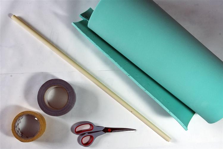 MATERIALER. Liggeunderlag, elektrikerrør, gaffatape, dobbeltklæbende tape og et lille stykke stof. Alle ting kan købes i byggemarkeder og lignende butikker. Desuden saks og lineal. 