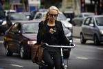 Alt for mange cyklister er ikke  opmærksomme på, hvad de laver i trafikken. 