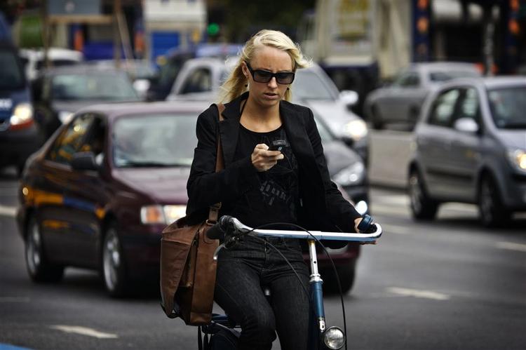 Alt for mange cyklister er ikke  opmærksomme på, hvad de laver i trafikken. 