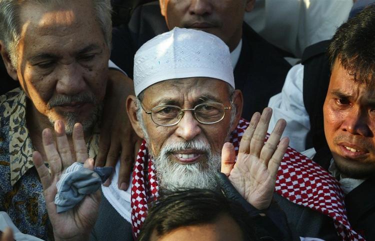 En af bagmændene, Abu Bakar Bashir, blev løsladt efter at have fået 26 måneders fængsel for medvirken til Bali-bombningerne. 