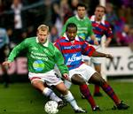 Michael Johansen var populær og en underholdende profil i Superligaen, da han sammen med sin tvillingbror var skarp i Danmarks bedste fodboldrække. Her fanget i infight med Bosun Ayeni fra Frem i Valby Idrætspark. Foto: Lars Poulsen 