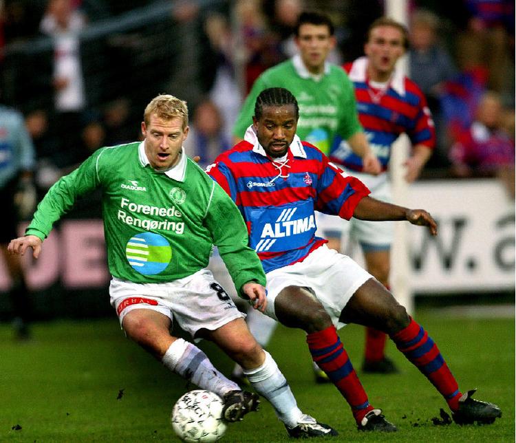 Michael Johansen var populær og en underholdende profil i Superligaen, da han sammen med sin tvillingbror var skarp i Danmarks bedste fodboldrække. Her fanget i infight med Bosun Ayeni fra Frem i Valby Idrætspark. Foto: Lars Poulsen 
