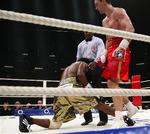 Vladimir Klitschko(t.h.) kigger ned på sin udfordrer, Lamon Brewster, under deres VM-kamp lørdag aften. 