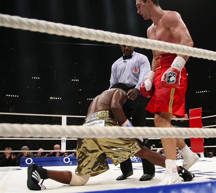 Vladimir Klitschko(t.h.) kigger ned på sin udfordrer, Lamon Brewster, under deres VM-kamp lørdag aften. 