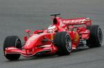 Finske Kimi Raikonen i sin Ferrari der kom først i mål på Silverstone. 