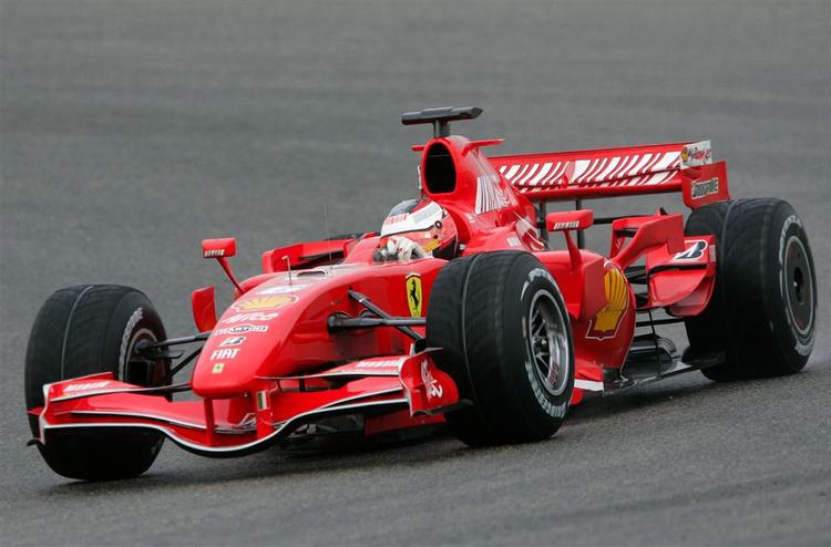 Finske Kimi Raikonen i sin Ferrari der kom først i mål på Silverstone. 
