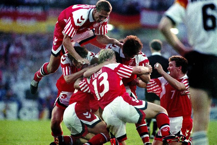 Torben Piechnik øverst og John 'Faxe' Jensen til højre jubler under EM-finalen i 1992. De engelske fodboldfans jubler ikke over de to spilleres præstationer i den bedste engelske række. 