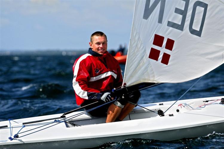 Anders Nyholm er nummer 15 ved VM, efter han i dag vandt den første sejlads i Laserjollernes guldfelt. 