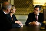 Englands premierminister taler med indenrigsminister Jacqui Smith og sikkerhedsminister Alan West. 