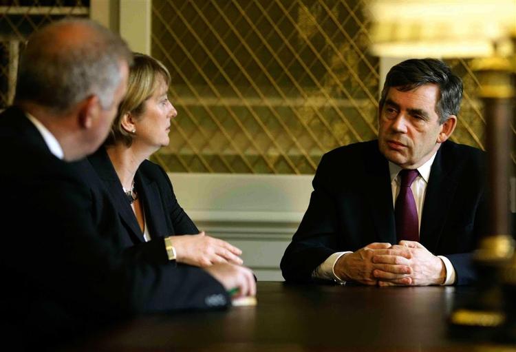 Englands premierminister taler med indenrigsminister Jacqui Smith og sikkerhedsminister Alan West. 