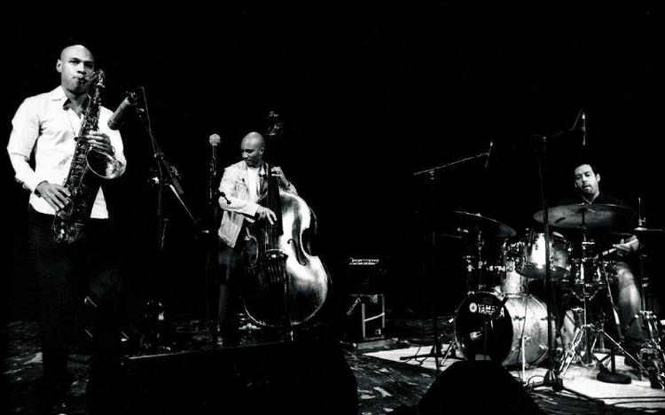 Joshua Redman på sax sammen med bassisten Reuben Rogers og trommeslageren Antonio Sanchez på Det Kgl. Teaters Gamle Scene skabte både ganske medrivende musik, men havde også stunder, der var alt for rutineprægede. 