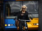 Det er farligt at sms'e i trafikken - også rent økonomisk. I denne uge slår politiet nemlig hårdt ned på cyklister, der ikke overholder færdselsloven. 