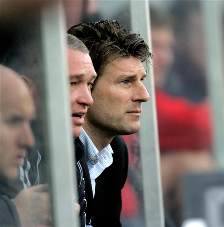 Michael Laudrup(t.v.) og John 'Faxe' Jensen(i midten) får i Getafe følgeskab af talentspejderen Erik Larsen. 