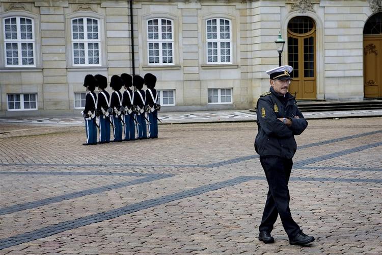 Ni ud af ti gardere har stjålet fra livgarden, siger de selv. Garderne her på billedet er dog ikke med i Politikens rundspørge. 