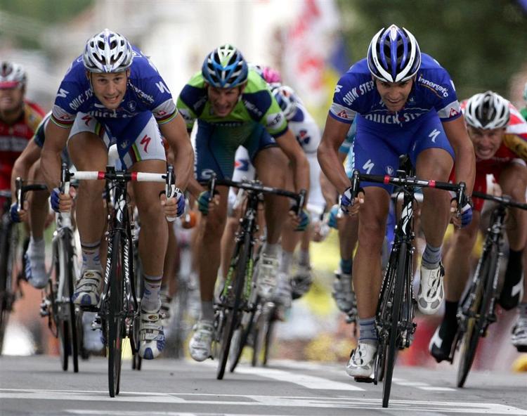 Quick Step-kaptajnen Tom Boonen måtte se sig slået på målstregen på 2. etape af Tour de France af landsmanden, holdkammeraten og hjælperytteren Gert Steegmans. 
