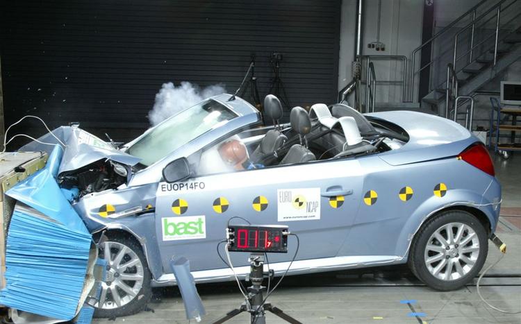 Små cabrioleter giver ikke altid den fornødne sikkerhed. Bilen her er en Opel Tigra, som ikke har været med i den test, der er omtalt i artiklen. Foto: Euro NCAP 