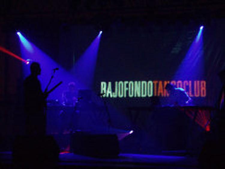 Instrumenter mødes ... Og ny musik opstår. Genrerne og instrumenterne blandes af argentinske Bajofondo Tangoclub 