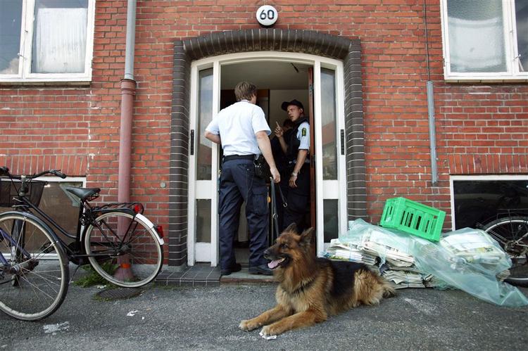 Antallet af bankrøverier stiger igen. Her leder politiet efter gerningsmanden til et røveri mod Nordeas filial i Valby. 