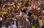 Udover den generelle sikkerhedssituation i Jerusalem kan FCK også frygte de israelske fans. Her nogle af de flere hundrede lokale fans, der under kampen mod Hapoel Petah Tikva i maj entrede banen i Jerusalem. 