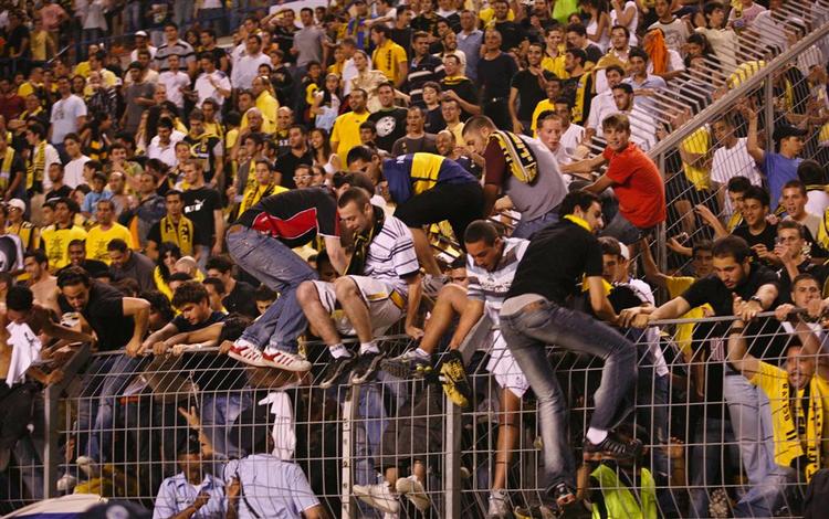 Udover den generelle sikkerhedssituation i Jerusalem kan FCK også frygte de israelske fans. Her nogle af de flere hundrede lokale fans, der under kampen mod Hapoel Petah Tikva i maj entrede banen i Jerusalem. 