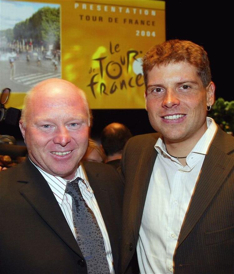 Jan Ullrich(t.h.) sammen med sin daværende personlige rådgiver, Rudy Pevenage under præsentationen af Tour de France-ruten for 2004. 