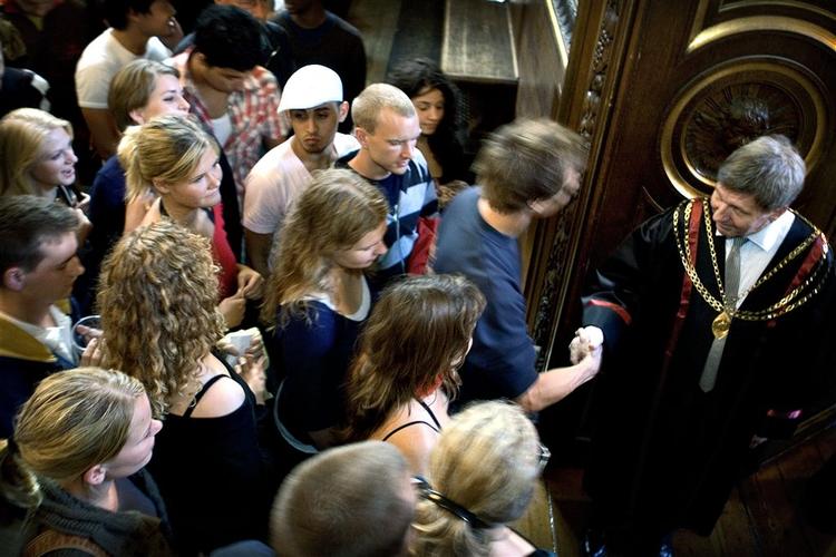 Flere studerende end sidste år ventes at søge ind på universiteterne. Her hilser nye studerende på rektor ved Københavns Universitet. 
