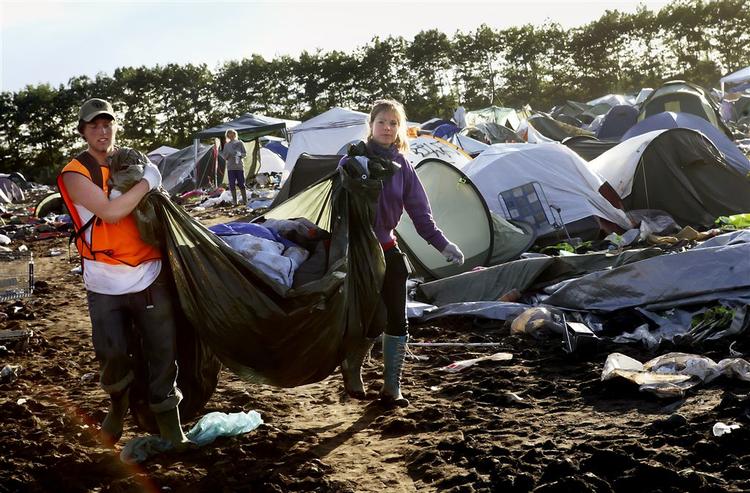 Roskilde-frivillige blandt andre Marie Olofsen (til højre) forsøgte på egen hånd at redde efterladte soveposer og tøj. 