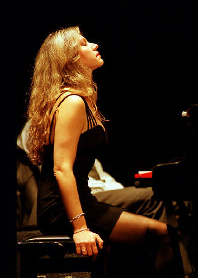 Eliane Elias' koncerter demonstrerer, at musik er et globalt sprog. Publikum reagerer spontant og positivt, når hun synger en bestemt sang i både Japan og USA. Og publikum vil ganske givet også gøre det, når hun tager fat på den i København. Foto: Jan Persson 