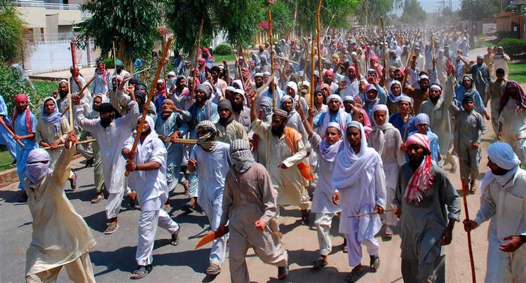 Pakistanske religiøse studerende protesterer mod hærens operation mod de islamistiske militante ved Den Røde Moské, Lal Masjid, i Islamabad. 