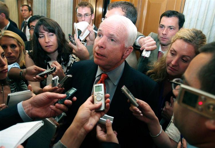 Interessen for John McCain var stor, da det i går kom frem, at hans toprådgivere forlader hans kampagne. Udsigterne til at blive republikansk præsidentkandidat forværres. 