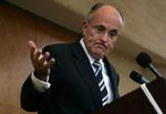 New Yorks tidligere borgmester Rudolph Giuliani er kendt som brandmændenes ven. Men nu kritiserer brandmændene ham i en video. 
