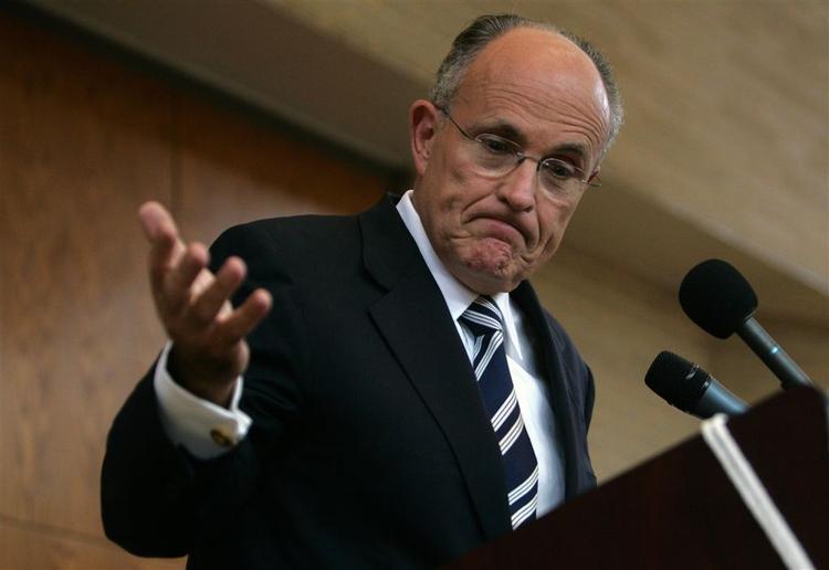 New Yorks tidligere borgmester Rudolph Giuliani er kendt som brandmændenes ven. Men nu kritiserer brandmændene ham i en video. 