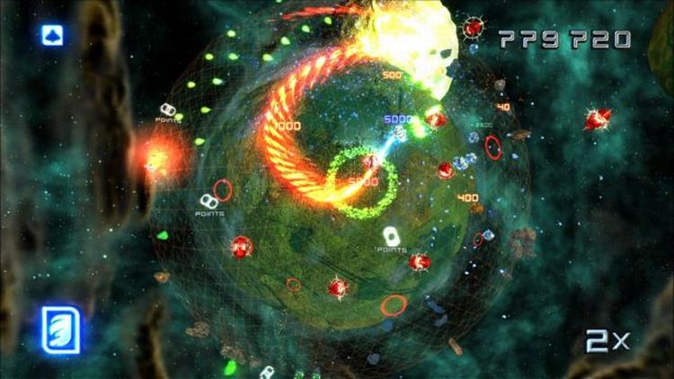 'Super Stardust HD' kan nuvel ligne en opshinet version af 'Asteroids', men den visuelle overhaling og balancerede gameplay gør spillet til sit helt eget. 