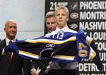 Lars Eller trækker St. Louis Blues trøje over hovedet, efter at NHL-klubben i juni havde valgt danskeren i NHL's draft. Nu har klubbens læger anbefalet en operation af danskerens hånd. 