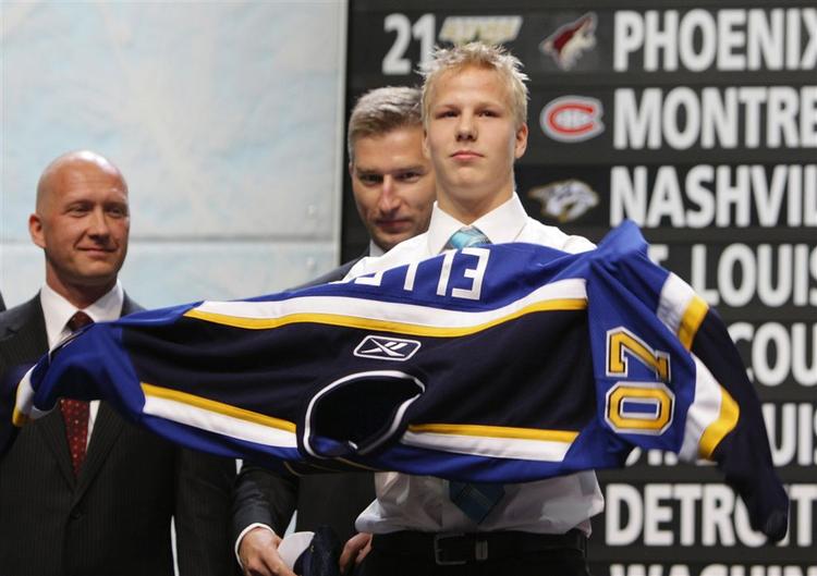 Lars Eller trækker St. Louis Blues trøje over hovedet, efter at NHL-klubben i juni havde valgt danskeren i NHL's draft. Nu har klubbens læger anbefalet en operation af danskerens hånd. 
