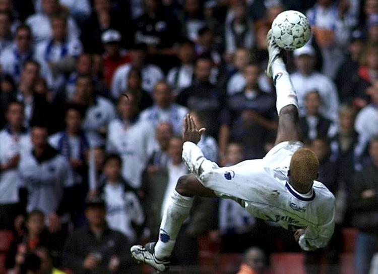10. juni 2001 i Parken. I næstsidste spillerunde sikrer FC København sig mesterskabet ved at besejre ærkerivalerne fra Brøndby med 3-1. 11 minutter inde i anden halvleg er de 40.281 tilskuere vidner til en af de flotteste scoringer i ligaens historie: Sydafrikaneren Sibusiso Zumas fantastiske saksesparksmål til 2-0. 