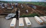 Pakistanske arbejdere i Islamabad graver grave til, de som blev dræbt ved regeringsstyrkernes angreb på Den Røde Moske. 