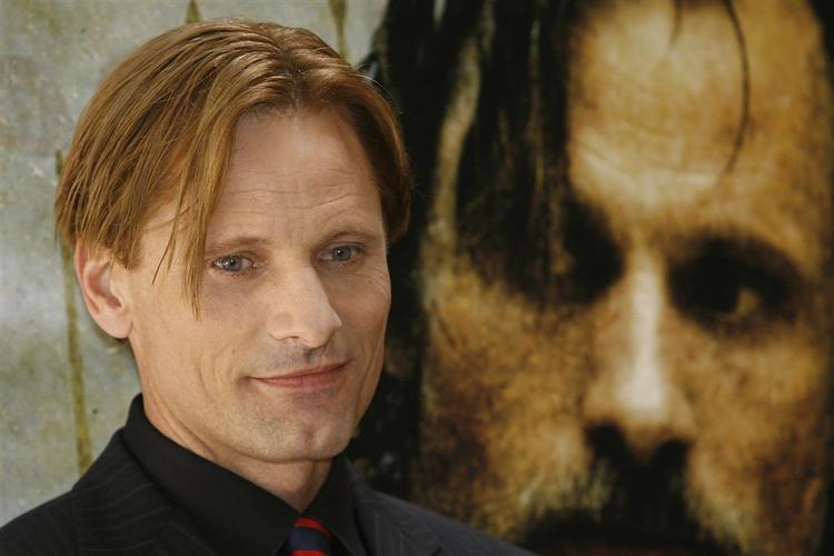 Forevisningen med Viggo Mortensen som 'fremviser' bliver den eneste herhjemme. Skuespilleren holder ferie på Ringsted-egnen, hvor han har familie, og han rejser om få dage tilbage til USA. 