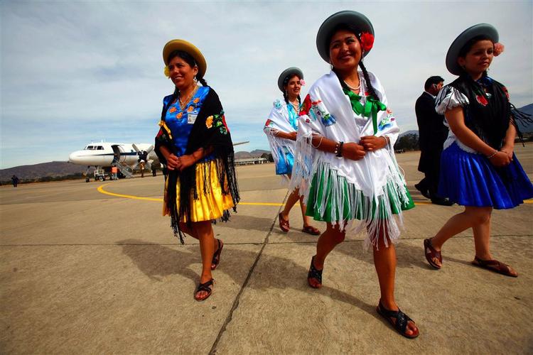 Bolivianske kvinder i traditionelt tøj. Mange bolivianere ser det som uværdigt at gå i genbrugstøj fra Vesten, da de er meget stolte af deres traditionelle klædedragter. 