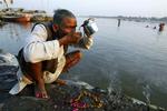 En 62-årig inder drikker af det forurenede vand fra Ganges-floden. Nu åbner Indien op for at gøre noget ved den globale opvarmning. 