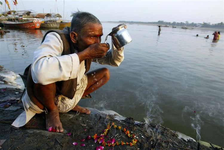 En 62-årig inder drikker af det forurenede vand fra Ganges-floden. Nu åbner Indien op for at gøre noget ved den globale opvarmning. 