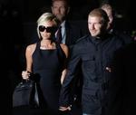 David Beckham og hans kone Victoria havde gemt deres tre børn godt af vejen, da de trådte frem efter deres ankomst til Los Angeles, hvor David Beckham fremover skal spille for det lokale hold LA Galaxy. 
