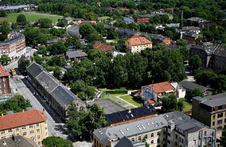 Fristaden Christiania, som den tager sig ud fra toppen af Vor Frelser Kirkes tårn. Måske er der en slags ro på vej? Foto: Jonathan Bjerg Møller 