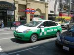 Hybridbiler er nærmest ukendte i Danmark, men populære i USA, hvor de også står klar hos udlejningsselskaber. Denne Toyota Prius kan dog kun lejes over kortere afstande. Den kører nemlig som taxa i San Francisco. Foto: Allan Graubæk 
