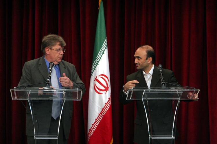 Irans topforhandler, Javad Vaeedi (th.) og IAEA's generaldirektør, Olli Heinonen, fortæller på et pressemøde, at de er enige om Irans fremtid på atomområdet. 