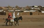 En flygtningelejr i Darfur, hvor konflikten har sendt millioner på flugt, og kampene spreder sig ind til nabolandet Tchad. Det overvejer EU nu at gøre noget ved. 