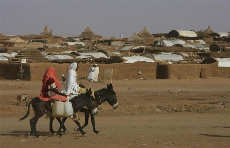 En flygtningelejr i Darfur, hvor konflikten har sendt millioner på flugt, og kampene spreder sig ind til nabolandet Tchad. Det overvejer EU nu at gøre noget ved. 