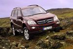 Mercedes GL - en ordentlig kolos, der her er på en sjælden udflugt i terræn. Den bruger masser af benzin, men salget går fint, siger Mercedes. Foto: Mercedes 